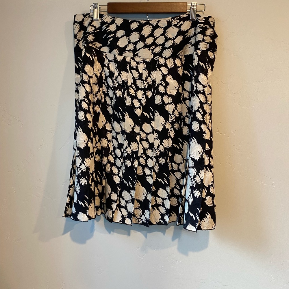 Jones New York Black and Cream Silk Knee Length Pleated Skirt Wardrobe Basic